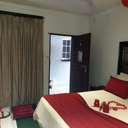 Suits Guest House & Bar Carletonville Exterior foto