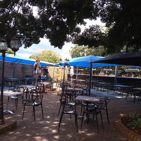Suits Guest House & Bar Carletonville Exterior foto