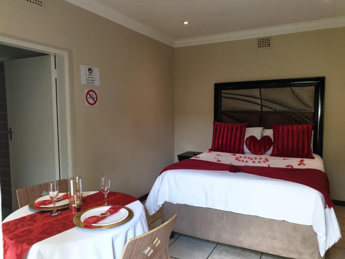 Suits Guest House & Bar Carletonville Exterior foto