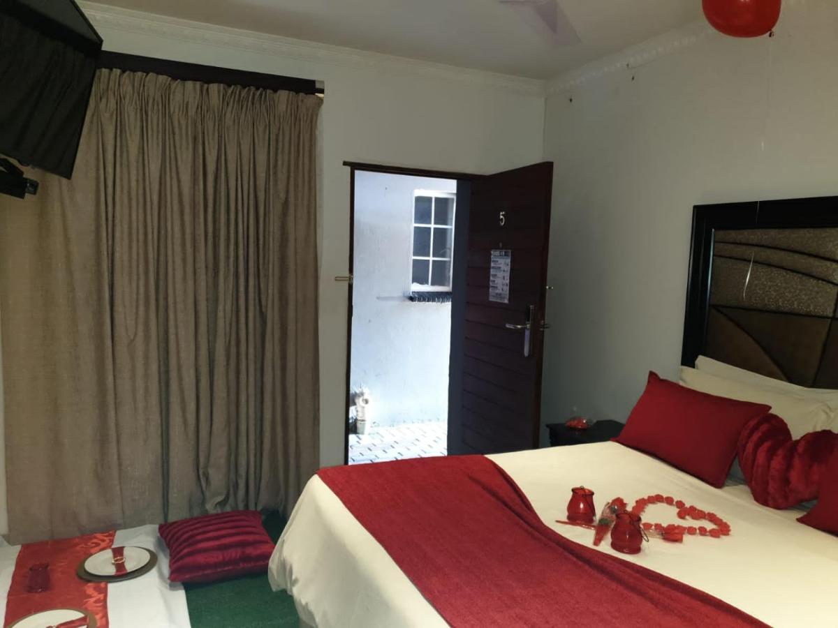Suits Guest House & Bar Carletonville Exterior foto