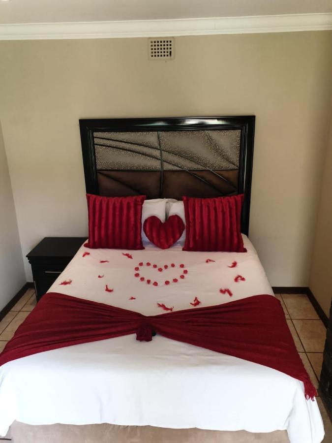 Suits Guest House & Bar Carletonville Exterior foto
