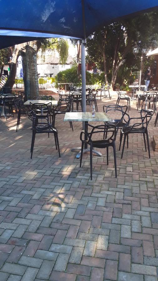 Suits Guest House & Bar Carletonville Exterior foto