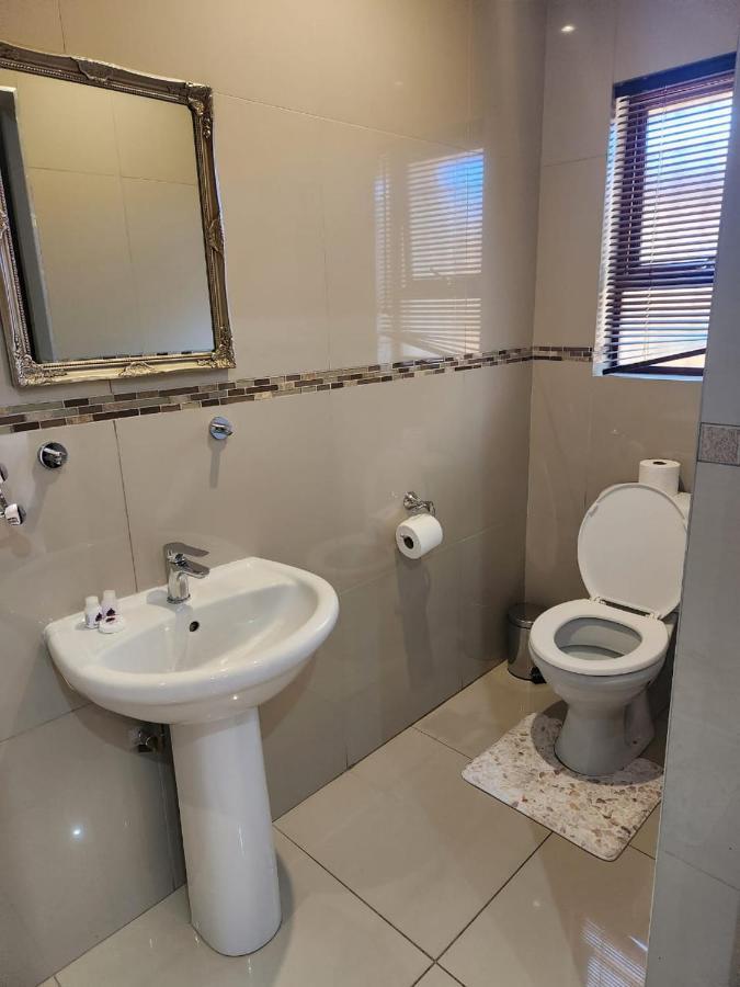 Suits Guest House & Bar Carletonville Exterior foto