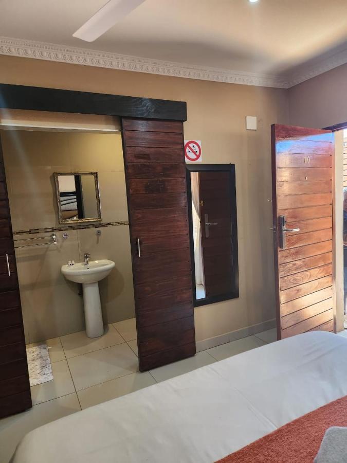 Suits Guest House & Bar Carletonville Exterior foto