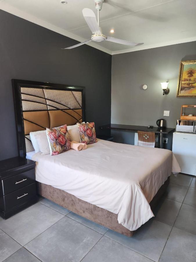 Suits Guest House & Bar Carletonville Exterior foto