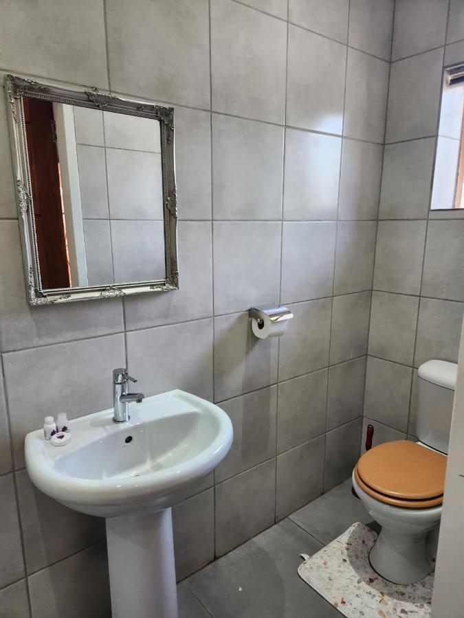 Suits Guest House & Bar Carletonville Exterior foto