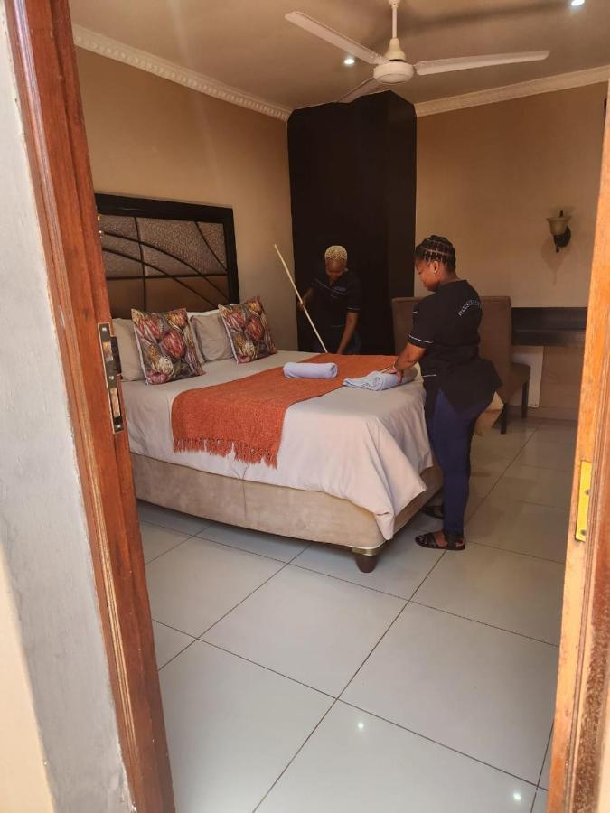 Suits Guest House & Bar Carletonville Exterior foto