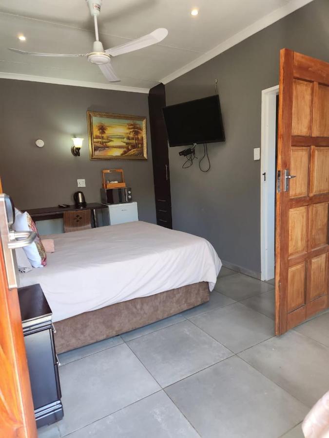Suits Guest House & Bar Carletonville Exterior foto