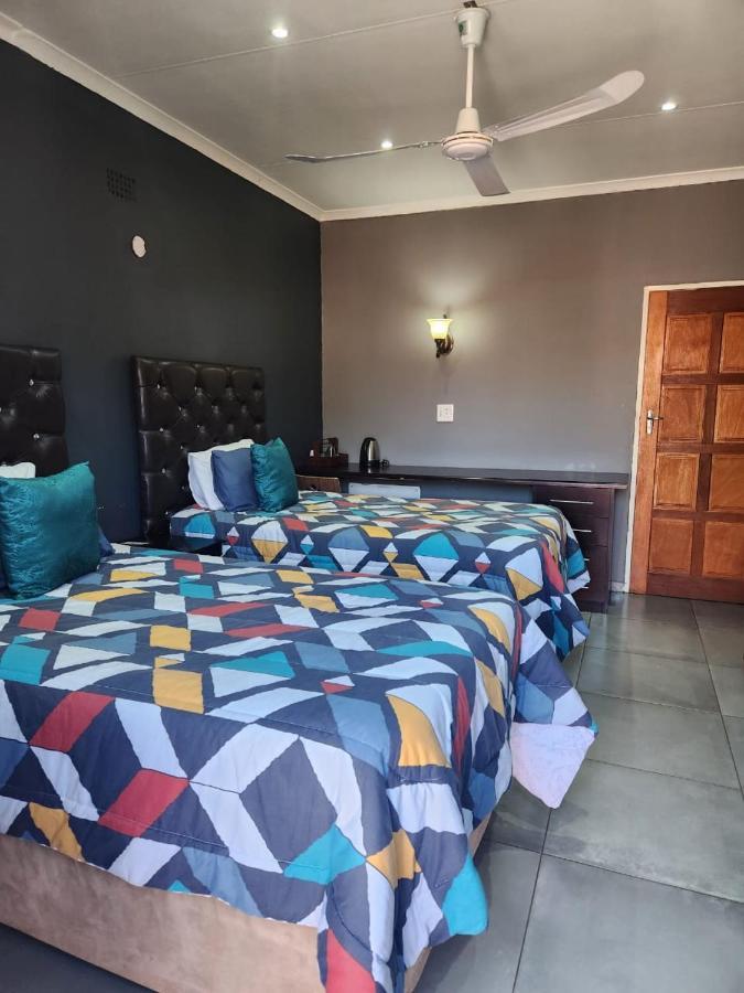 Suits Guest House & Bar Carletonville Exterior foto