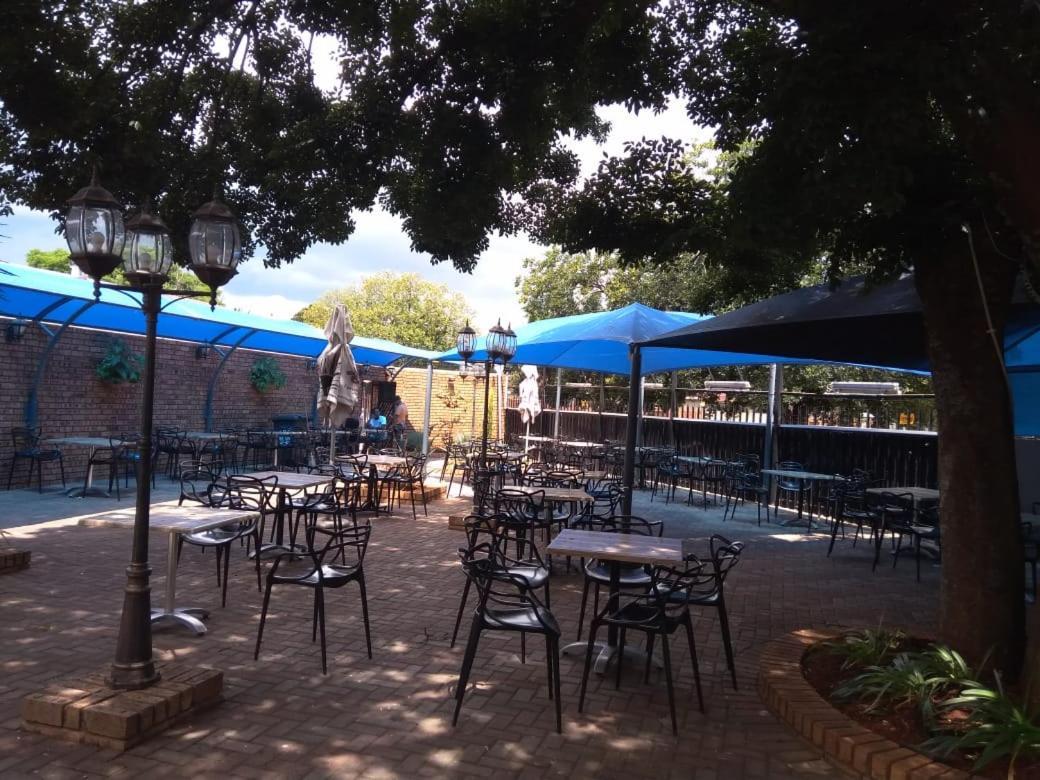 Suits Guest House & Bar Carletonville Exterior foto