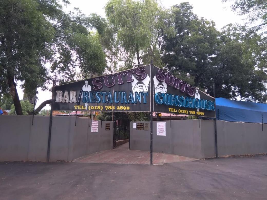 Suits Guest House & Bar Carletonville Exterior foto